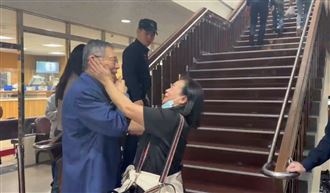 柯文哲現身北院！被支持者激動擁抱+捏臉