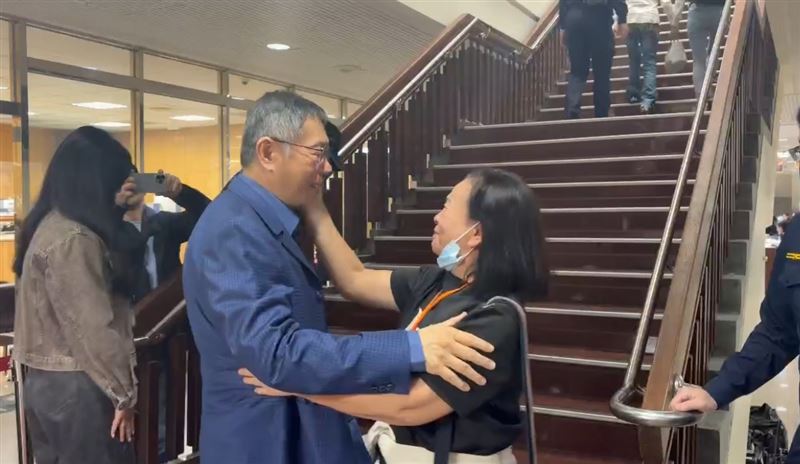 民眾黨前主席柯文哲與支持者擁抱握手，還被對方捏臉。（圖／翻攝畫面）