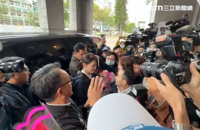 高虹安今（18日）復職，支持者擠爆市府大門。（圖／記者羅欣怡攝影）