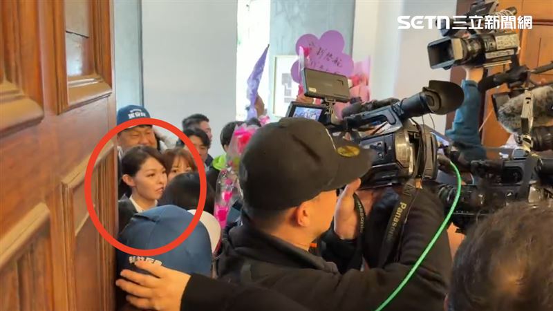 高虹安不到1分鐘路程，走了近5分鐘才到講台。（圖／記者羅欣怡攝影）