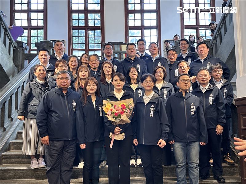 高虹安與市府團隊合影。（圖／記者羅欣怡攝影）