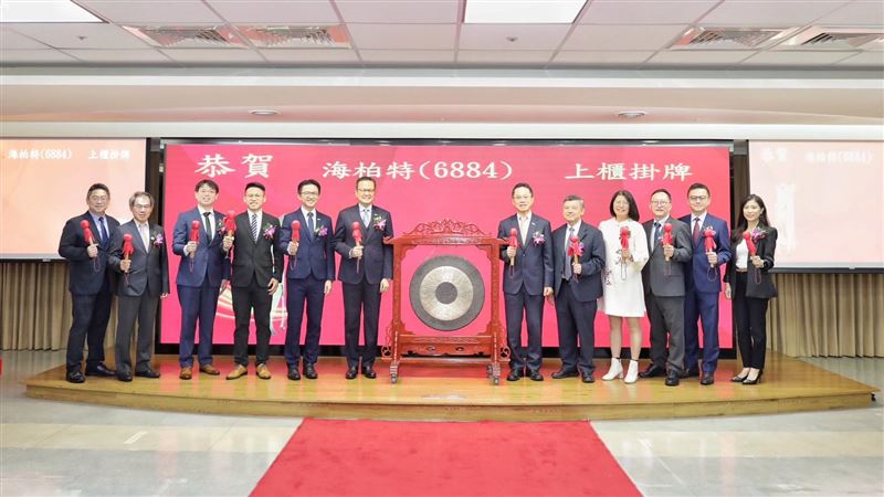 海柏特17日以承銷價33元正式上櫃掛牌交易,除已獲得多知名國際品項售後授權外,近年更積極切入新興產品線與高加值服務,推進服務和銷售整合,並將成功經驗複製至亞太區各市場,日前公布11月營收為1.32億元,年成長率為27.3%。(圖/海柏特)