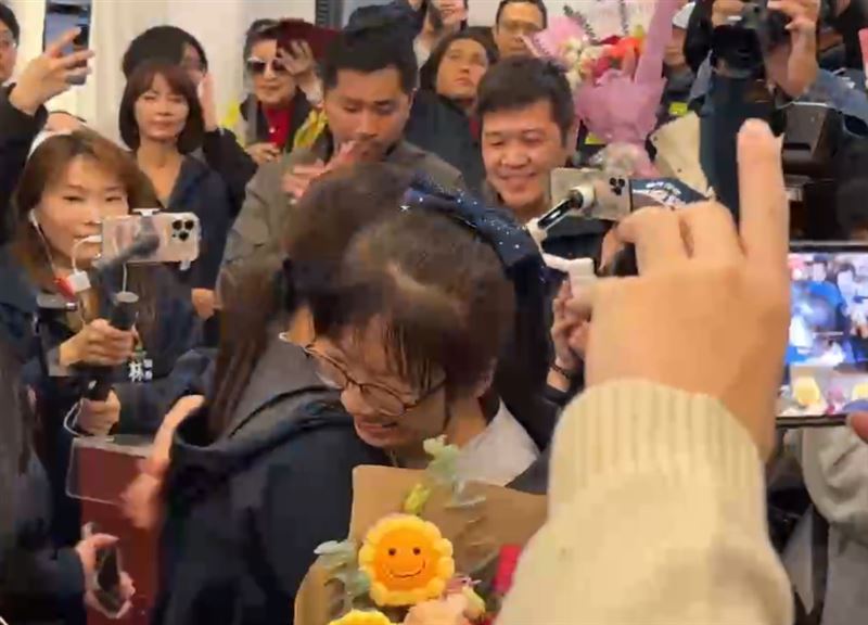 高虹安與秘書長張治祥相擁。（圖／記者羅欣怡攝影）