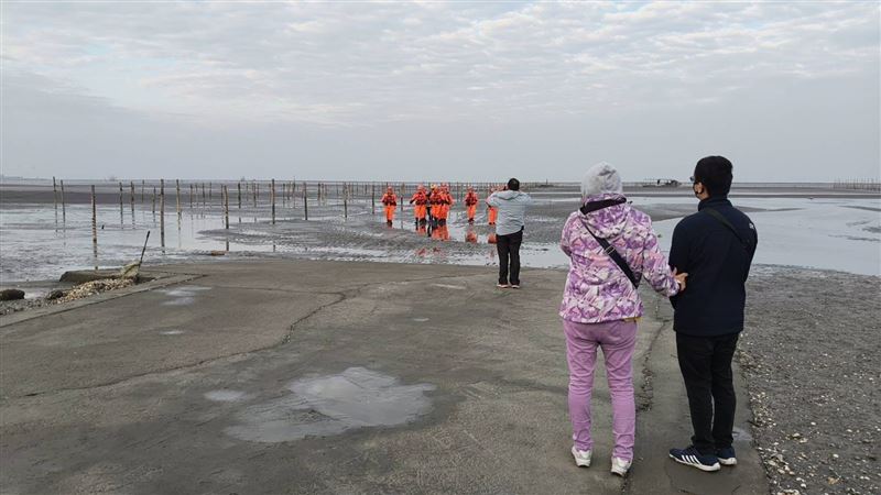 台中年約60歲的魏姓警務員,17日下午前往彰化伸港釣魚返程不慎溺水,海空漏夜搜救無果,今(18)日清晨被蚵農尋獲時已不幸身亡。(圖/翻攝畫面)