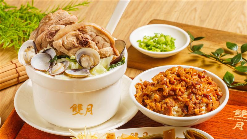 副總統蕭美琴招待兩校師生品嘗滷肉飯和雞湯。(圖／雙月食品社提供)