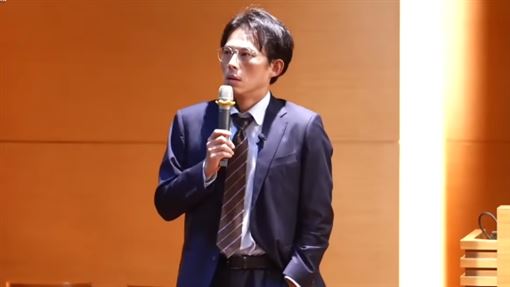 黃國昌自吹起碼當部長　律師：官癌末期