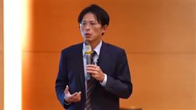 黃國昌前往文化大學與學生座談，該活動全程直播。（圖／翻攝自黃國昌YouTube頻道）