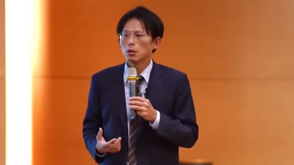 黃國昌前往文化大學與學生座談,該活動全程直播。(圖/翻攝自黃國昌YouTube頻道)