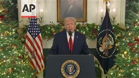 川普當地時間17日晚在白宮發表全國演說，開頭先誇讚自己解決國家混亂。（圖／翻攝畫面）