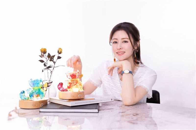 麻衣開運神器與許多亞洲富豪一樣是貔貅。 (圖/鏡藝宏海提供、服裝iROO提供)