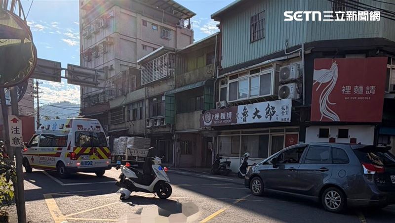 新北陳男騎車載友行經橫溪路時追撞走在斑馬線上的蘇婦。(圖/翻攝畫面)