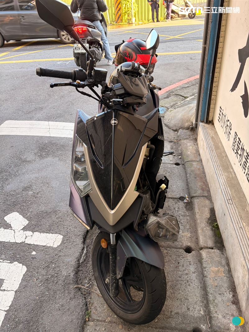 新北陳男騎車載友行經橫溪路時追撞走在斑馬線上的蘇婦。(圖/翻攝畫面)