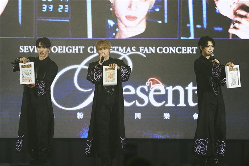 美祥M(中)、麒文(右)將於明年入伍當兵。左為EXXI义翔。(圖/天空娛樂提供)