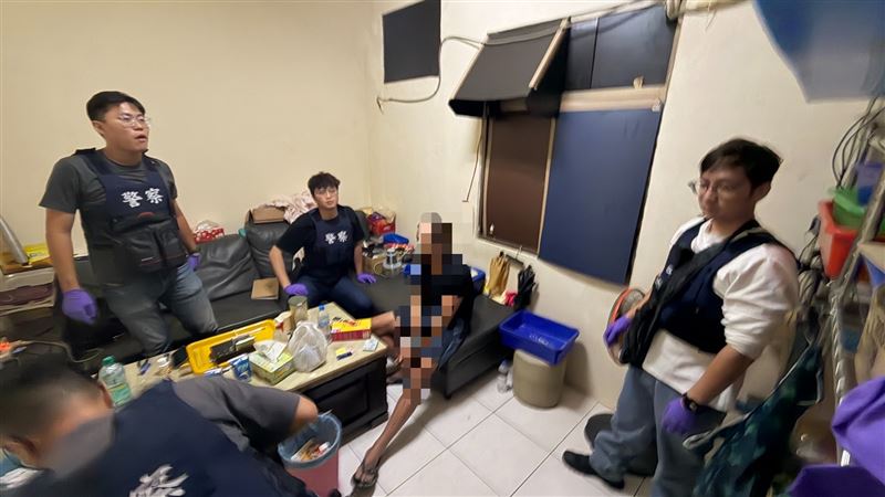 彰化地檢署率領專案小組攻堅製毒集團藏身伸港鄉、鹿港鎮的毒彩虹菸工廠。(圖/彰化地檢署提供)