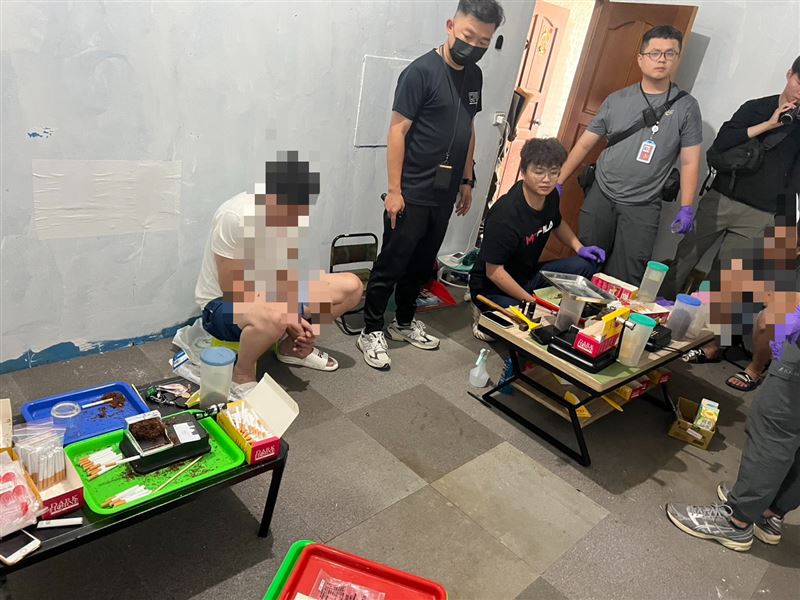 檢警攻堅搜索製毒工廠,循線逮捕葉姓主嫌在內共7名嫌犯。(圖/彰化地檢署提供)