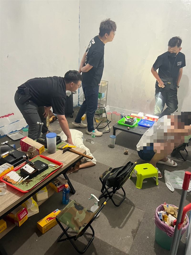 檢警現場查扣大量彩虹菸成品及毒品原料,以及制式手槍和子彈。(圖/彰化地檢署提供)