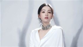 騰訊釋出的活動宣傳片，竟因一段慢速播放畫面引發驚悚聯想，女星陳都靈的口部影像被指「牙齒消失」，相關揣測迅速在社群延燒。（圖／翻攝自微博）