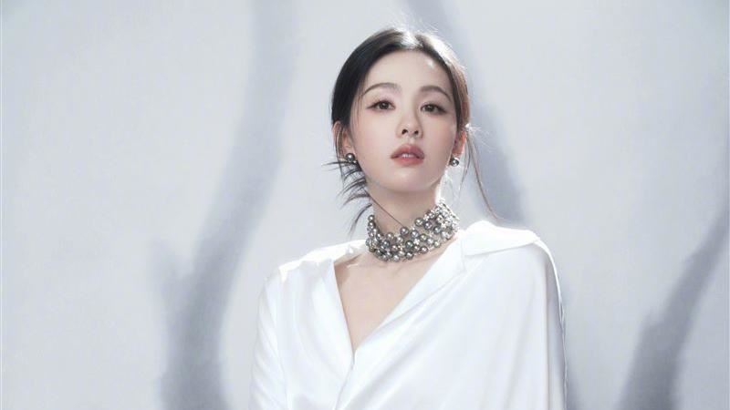 騰訊釋出的活動宣傳片,竟因一段慢速播放畫面引發驚悚聯想,女星陳都靈的口部影像被指「牙齒消失」,相關揣測迅速在社群延燒。(圖/翻攝自微博)