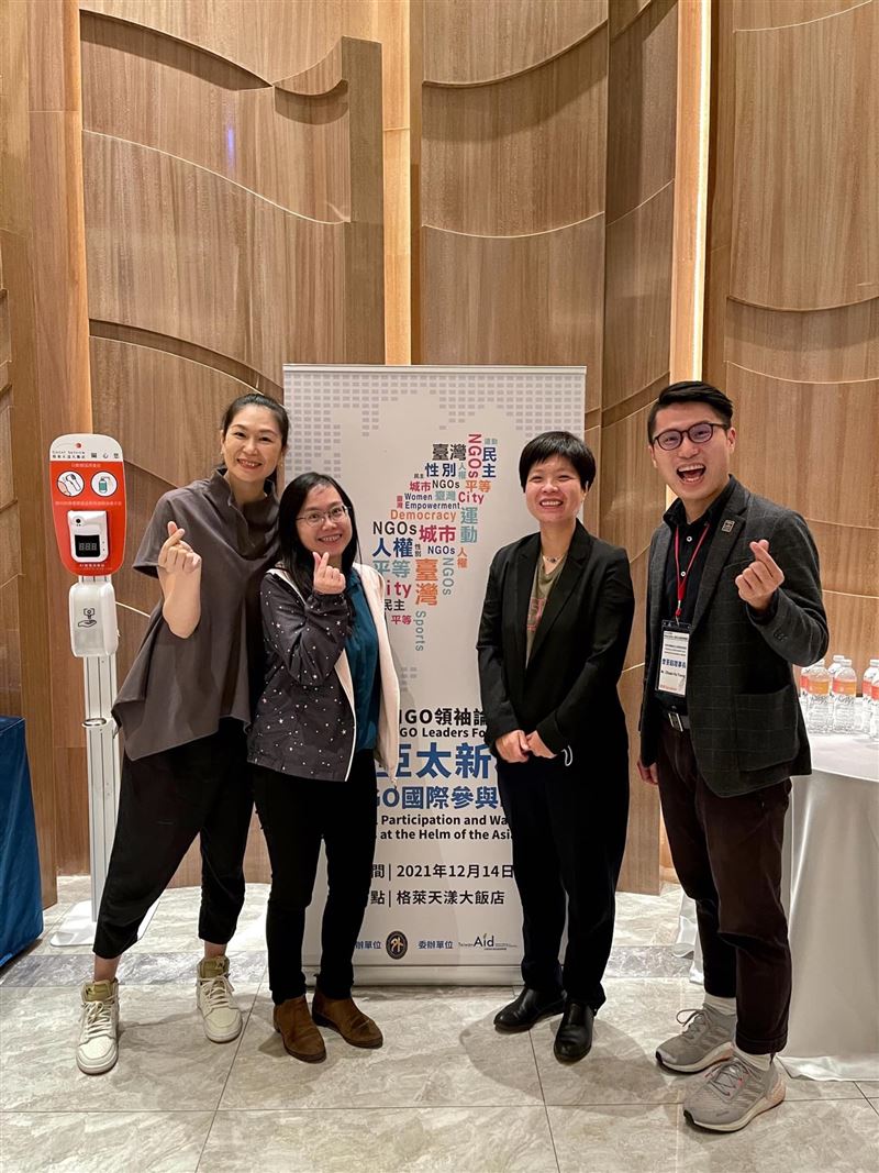 《通靈少女》原型人物、無任所大使劉柏君（右二）與奧運金牌國手陳怡安（左一），長期投入青年培育與國際交流事務。（圖／翻攝自劉柏君臉書）