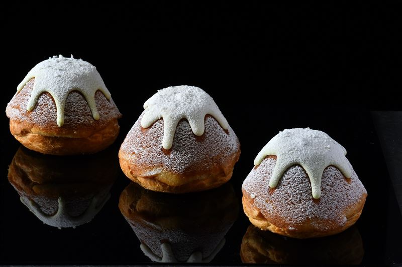 東京巴黎甜點富士山生泡芙源自日本近期社群爆紅的排隊名品生泡芙,由日本師傅傳授指導,東京巴黎甜點以日式正宗製程為基礎,在台灣進一步把日式生泡芙升級再造,將泡芙、杏仁奶油香氣的費南雪與法式布蕾三種甜點工藝融合於一顆富士山造型甜點中。(圖/品牌業者提供)