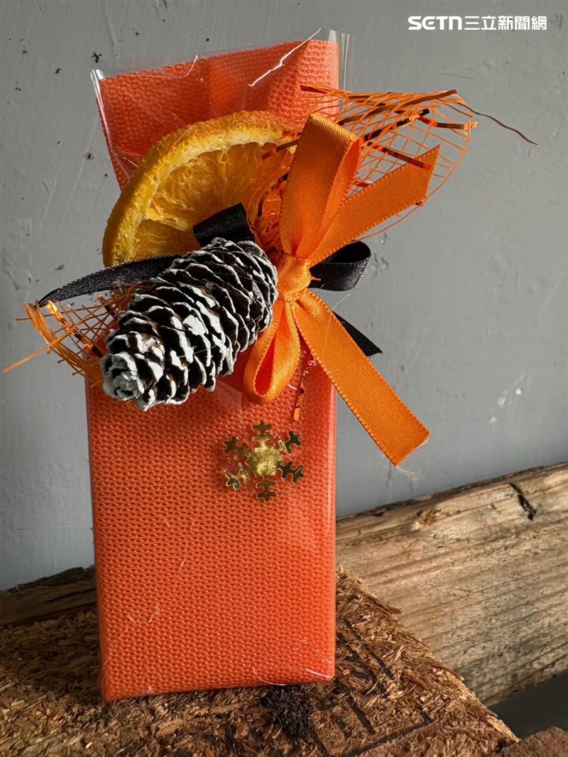 「橘色惡魔」京都橘高校，陳怡安特別以橘色搭配黑色為主視覺，加上耶誕應景裝飾與緞帶相當精緻。（圖／陳怡安提供）