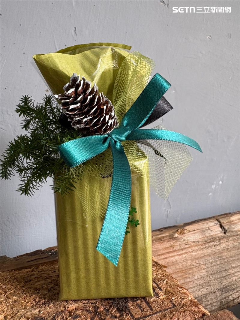 「翡翠騎士」東京農業大學第二高等學校則以綠色結合黑色包裝，並融入聖誕節元素，增添紀念意義。（圖／陳怡安提供）