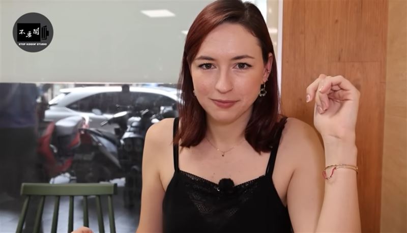 法文老師Kassandra分享對台灣飲食、工作文化的看法。(圖/翻攝自Stopkiddinstudio YouTube)