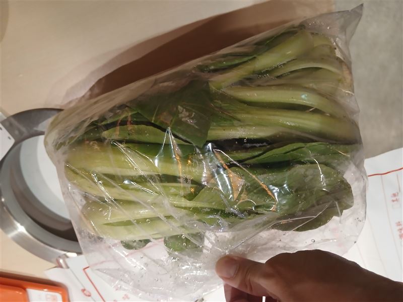 台北市衛生局今公布抽驗生鮮蔬果檢驗殘留農藥結果，有6件不符規定，其中錢都日式涮涮鍋市民大道店的青江菜、白蘿蔔農藥超標。（圖／北市衛生局提供）