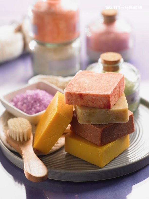 陳怡安分享，手工皂主要成分為植物油，如橄欖油、椰子油，顏色來自礦物粉或花草研磨粉，並加入精油調香。是一份實用又不造成負擔的禮物。（圖／陳怡安提供）