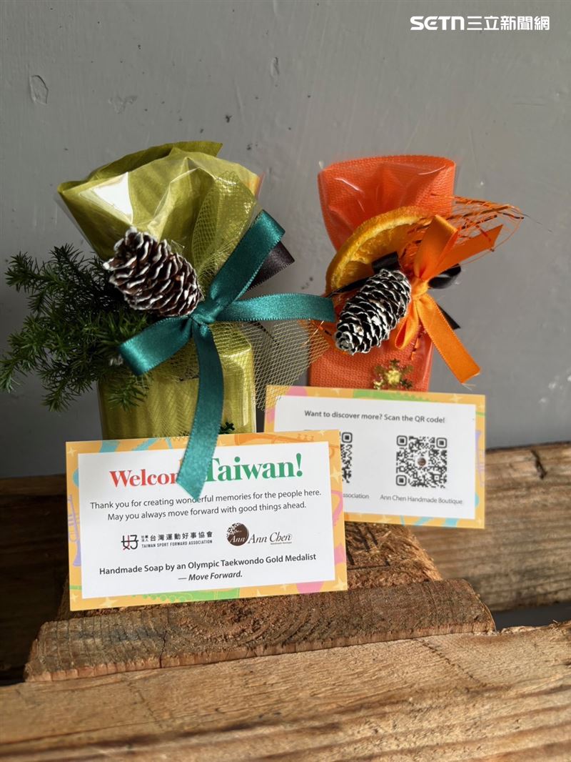 每份手工皂都附上小卡，標示「handmade by Olympic champion」（圖／陳怡安提供）