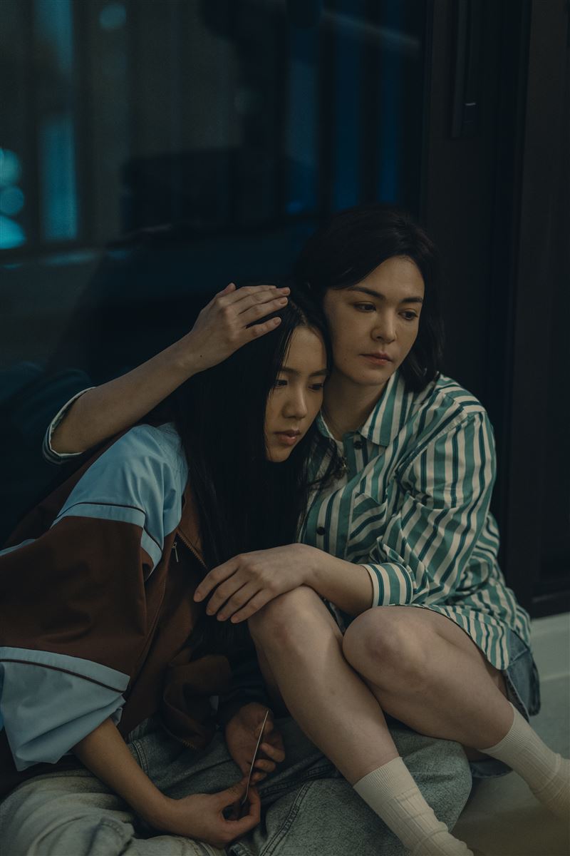 Emma(左)在《整形過後》與張榕容(右)有不少對手戲,大讚前輩是仙女。(圖/六魚文創提供)