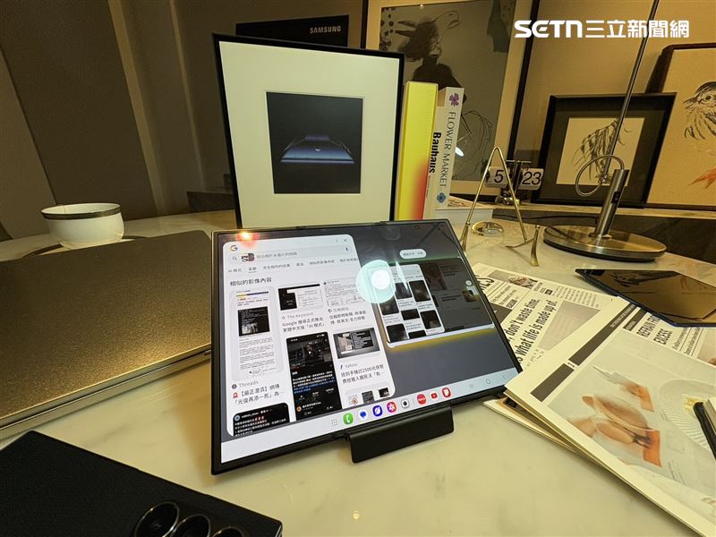 Galaxy Z TriFold轉軸外罩採用鈦金屬材質,並導入超薄金屬片,以保護摺疊結構並抵抗長期磨損;機身框架則使用高強度鋁合金。(圖/記者王文承攝影)