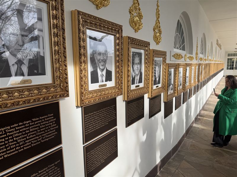 川普在美國總統星光大道照片底下新增「說明牌」，大酸政敵、自吹自擂。（圖／翻攝自X平台）