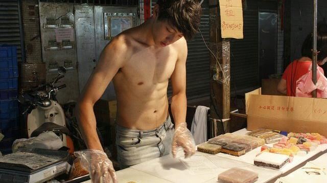 涼糕哥爆未戴罩引食安疑慮 衛生局回應了