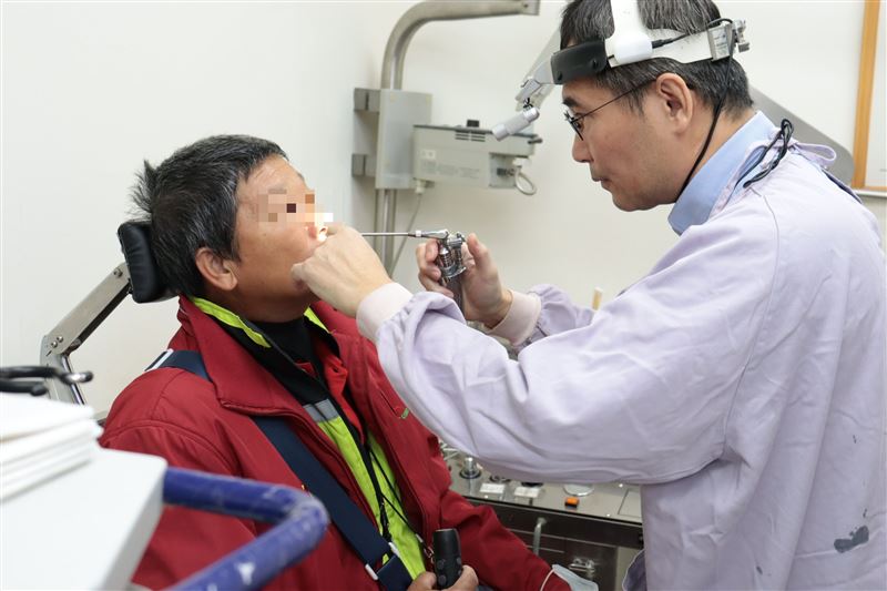 一名56歲男子從年輕開始菸檳酒不離開,3年前罹患下咽癌,透過醫療消除腫瘤,未料3年後復發,只能「失聲」求生。(圖/衛福部彰化醫院提供)