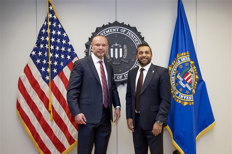 邦吉諾(左)在上任時,曾經在社群媒體發文感謝FBI局長帕特爾(右)讓他有機會為美國人民服務。(圖/翻攝自X平台 @FBIDDBongino)