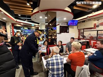 大甲警夜市「餐桌宣導」巧遇美日客讚親民