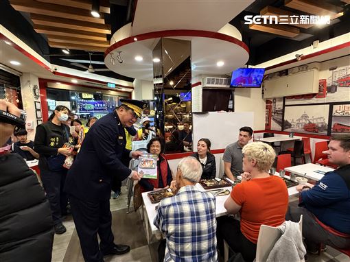 大甲警夜市「餐桌宣導」巧遇美日客讚親民