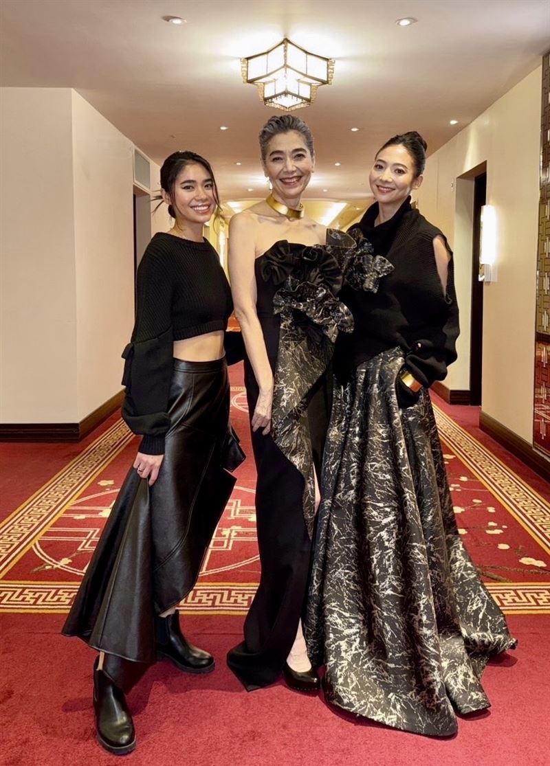 賴佩霞與兩位愛女合體出席活動,左起:小女兒Adrienne、賴佩霞、謝沛恩Aggie。(圖/尚時代文創娛樂)