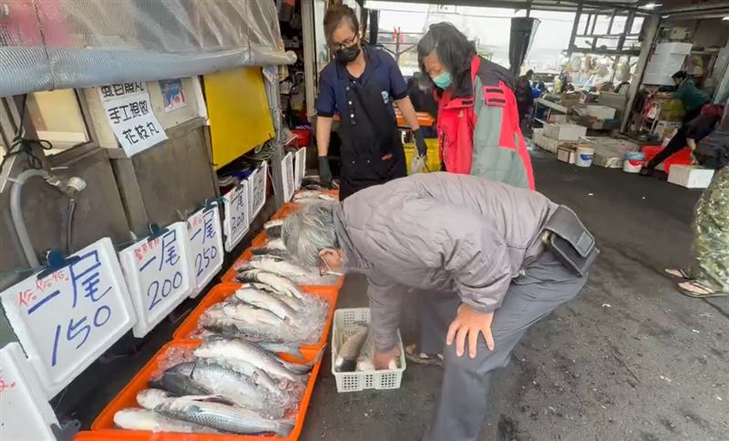 老饕最愛的「正頭烏」在線西塭仔港開賣,肉質鮮美吸引饕客搶購。(圖/翻攝畫面)