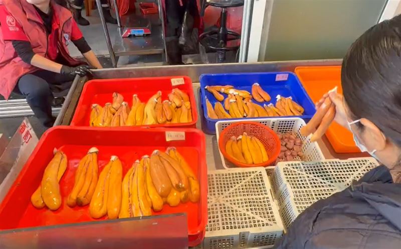 烏魚全身是寶,濕的野生烏魚卵每台斤價格1200元到1800元。(圖/翻攝畫面)