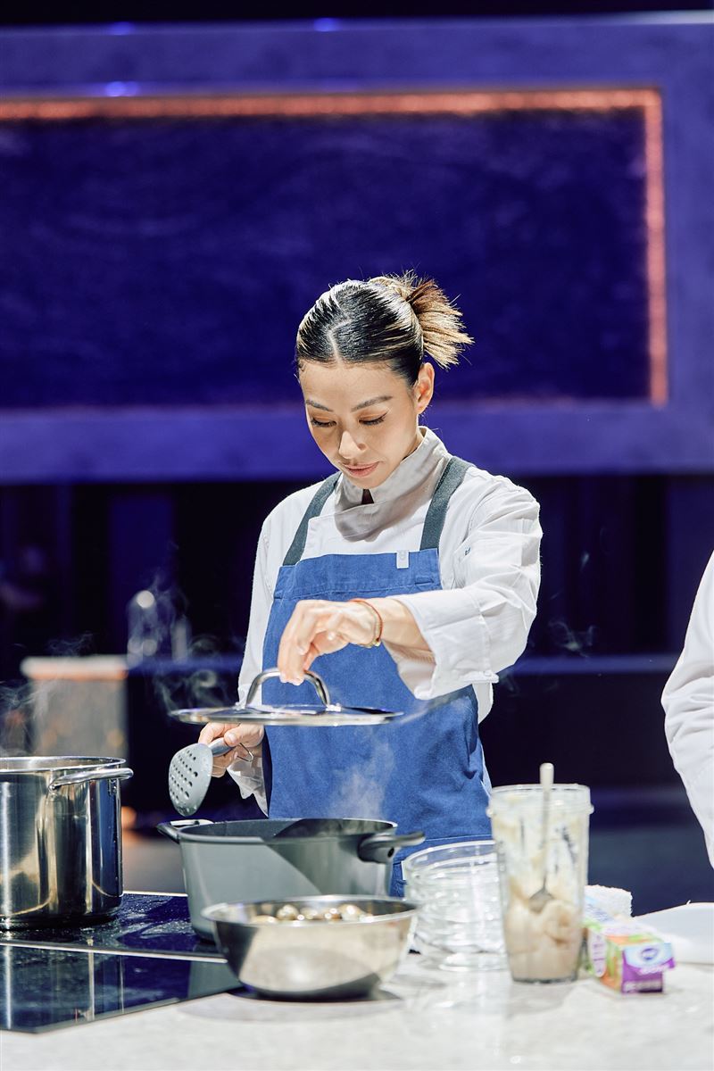 蔡詩芸挑戰廚藝。(圖/三立提供)