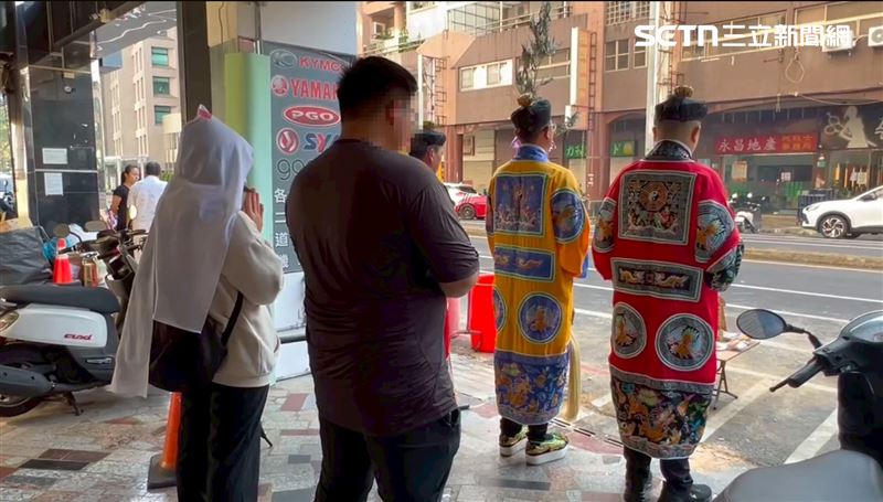 23歲女清潔員遭酒駕男撞死,家屬重回現場招魂,第一輪連續10次「擲嘸筊」。(圖/記者林昱孜攝影)