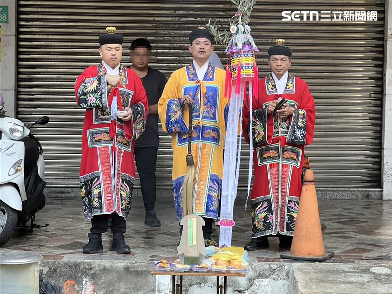女清潔員男友回現場招魂,儘管堅強仍忍不住落淚。(圖/記者林昱孜攝影)