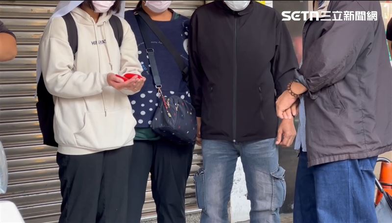 女清潔員胞妹(白衣)、父母(右二右三)重回事發現場招魂。(圖/記者林昱孜攝影)