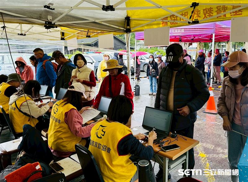 基督教救助協會於12月5、6日在光復糖廠喜悅樓啟動 0923 光復受災戶慰問金發放計畫,共服務2,364戶家庭,總計發出7,092萬元(含現金及特力屋禮券)。針對一樓實際受災戶,每戶發放2萬元慰問金與1萬元禮券。(圖/翻攝畫面)