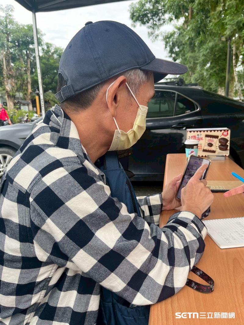 家住中山路的60多歲王先生,凌晨4點便抵達現場排隊。2年前自銀行警衛退休的他,在洪水中失去一切,一樓家當全毀。他感嘆過去常因標準不一而與補助失之交臂,這回提前守候,終在基督教救助協會與公所的精準造冊下領到慰問金與禮券。王先生紅著眼眶說:「這回終於不再落空!」(圖/翻攝畫面)