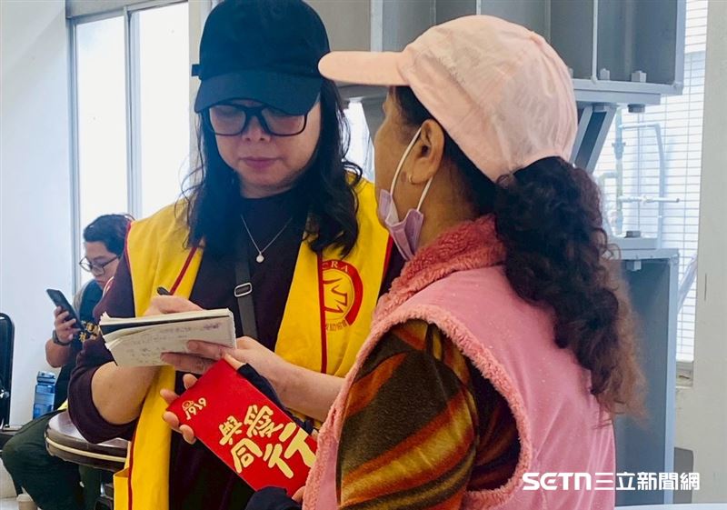 (圖右)大華村70歲的林阿嬤回憶洪水時仍心有餘悸,慶幸及時逃生。林阿嬤感性表示:「有了這些支持,我們更有力量站起來。」這份及時雨補齊了泡毀家具,也點亮了家園重生的希望。(圖/翻攝畫面)