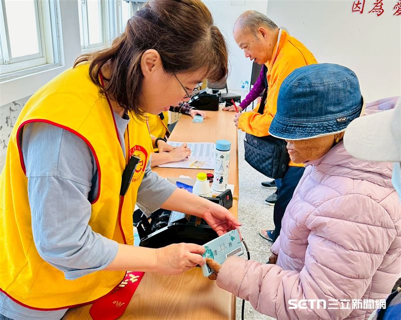許多災民終於等到這份足以支撐重生的「及時雨」,臉上露出久違的笑容與寬慰。在忍受家園泥濘與家具全毀的百日煎熬後,這筆包含現金與禮券的資助,讓原本因空蕩家室而感到無力的生活,重新看見了修復的曙光。(圖/翻攝畫面)