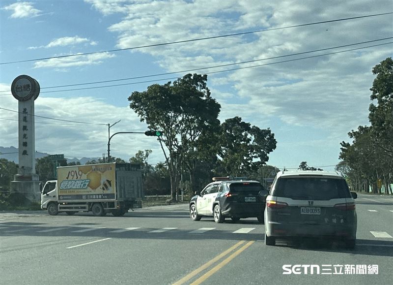 花蓮縣警察局鳳林分局在發放期間全程護鈔並維持秩序,確保7,092萬元資助款項能安全送到災民手中。圖為警車戒備護送,將大額現金與禮券安全送抵發放現場。(圖/翻攝畫面)